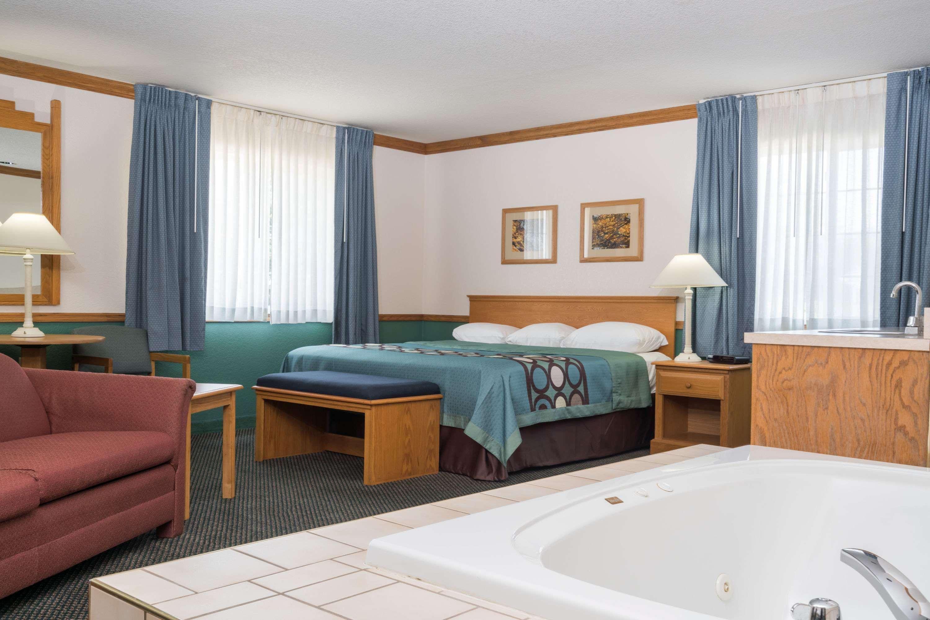 Hotel Super 8 By Wyndham Sheldon Exterior foto